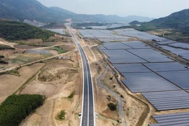 Đoạn km 39 trên tuyến cao tốc Nha Trang-Cam Lâm đi qua "cánh đồng" điện mặt trời thuộc địa bàn huyện Cam Lâm. (Ảnh: Huy Hùng/TTXVN)