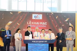 Đại diện bộ, ngành, hiệp hội và Ban tổ chức thực hiện nghi thức khai mạc chuỗi sự kiện. (Ảnh: Mỹ Phương/TTXVN)