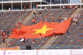 Lá đại kỳ Việt Nam được các cổ động viên căng lên trên khán đài từ khá sớm, tạo nên bầu không khí sôi động. (Ảnh: Hoàng Linh/TTXVN)