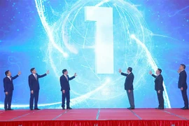 Ông Trần Thanh Mẫn, Ủy viên Bộ Chính trị, Phó Chủ tịch Thường trực Quốc hội, Trưởng ban Chỉ đạo Giải Diên Hồng và đại biểu thực hiện nghi thức phát động Giải Diên Hồng lần thứ nhất. (Ảnh: Doãn Tấn/TTXVN)