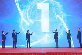 Ông Trần Thanh Mẫn, Ủy viên Bộ Chính trị, Phó Chủ tịch Thường trực Quốc hội, Trưởng ban Chỉ đạo Giải Diên Hồng và đại biểu thực hiện nghi thức phát động Giải Diên Hồng lần thứ nhất. (Ảnh: Doãn Tấn/TTXVN)