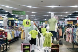 Kênh bán lẻ hiện đại tại Thành phố Hồ Chí Minh thiết kế khu vực riêng giới thiệu đa dạng sản phẩm thời trang may mặc mùa Hè 2023 dành cho gia đình và thiếu nhi. (Ảnh: Mỹ Phương/TTXVN)
