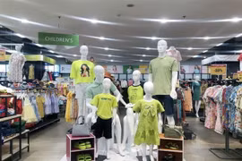 Kênh bán lẻ hiện đại tại Thành phố Hồ Chí Minh thiết kế khu vực riêng giới thiệu đa dạng sản phẩm thời trang may mặc mùa Hè 2023 dành cho gia đình và thiếu nhi. (Ảnh: Mỹ Phương/TTXVN)