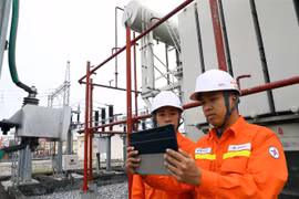 Kiểm tra vận hành tại Trạm biến áp 500 kV Tây Hà Nội. (Ảnh: Huy Hùng/TTXVN)