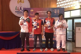 Kỳ thủ Lại Lý Huỳnh (thứ 2 từ trái qua) xuất sắc giành huy chương Vàng môn Cờ tướng. (Ảnh: TTXVN)