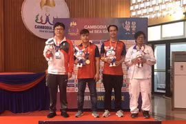 Kỳ thủ Lại Lý Huỳnh (thứ 2 từ trái qua) xuất sắc giành huy chương Vàng môn Cờ tướng. (Ảnh: TTXVN)