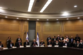 Thủ tướng Israel Benjamin Netanyahu (giữa, trái) và các thành viên nội các trong cuộc họp báo trước phiên bỏ phiếu của Quốc hội về ngân sách 2023-2024, tại Jerusalem, ngày 23/5/2023. (Ảnh: AFP/TTXVN)