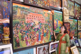 Thạc sỹ, họa sỹ Chế Kim Trung với tác phẩm “Miền Nam trong trái tim Người”. (Ảnh: Nguyễn Thành/TTXVN)