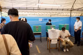 Cử tri Thái Lan bỏ phiếu tại một địa điểm bầu cử ở Bangkok, Thái Lan, ngày 7/5. (Ảnh: AFP/TTXVN)