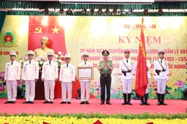Bộ trưởng Bộ Công an Tô Lâm trao Huân chương Bảo vệ Tổ quốc hạng Nhất cho Cục Quản lý Xây dựng và Doanh trại. (Ảnh: Phạm Kiên/TTXVN)