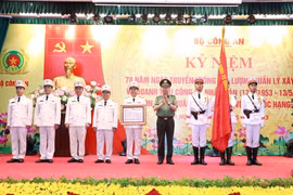 Bộ trưởng Bộ Công an Tô Lâm trao Huân chương Bảo vệ Tổ quốc hạng Nhất cho Cục Quản lý Xây dựng và Doanh trại. (Ảnh: Phạm Kiên/TTXVN)