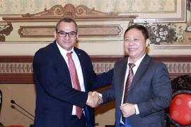 Phó Chủ tịch UBND Thành phố Hồ Chí Minh Dương Anh Đức (phải) và Thứ trưởng Bộ Nông nghiệp Cuba Maury Hechavarria Bermhudez (trái). (Ảnh: Xuân Khu/TTXVN)
