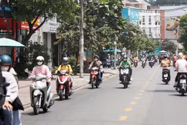 Người dân lưu thông bằng xe gắn máy trưa ngày 27/4 trên đường Hoàng Diệu, thành phố Thủ Đức. (Ảnh: Hồng Đạt/TTXVN)