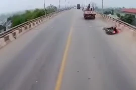 [Video] Ôtô đánh lái khiến hai người đi xe máy ngã nhào rồi bỏ chạy