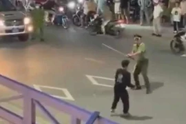 [Video] Khoảnh khắc thiếu tá công an trấn áp tội phạm dùng dao ở An Giang