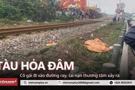 Đi vào đường tàu không chú ý quan sát, cô gái bị tàu hỏa đâm trực diện