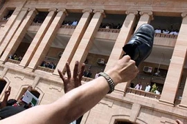 Người biểu tình tụ tập bên ngoài tòa án phản đối ông Musharraf (Nguồn: EPA)