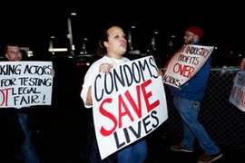 Các nhà họat động phòng chống AIDS biểu tình ủng hộ luật bắt diễn viên phim cấp 3 mặc "áo mưa" (Nguồn: AFP)