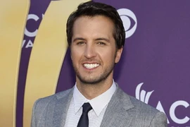 Luke Bryan (phải) biểu diễn tại lễ trao giải AOCM (Nguồn: AFP)