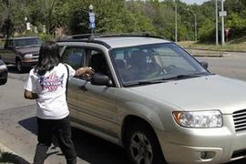 Các nhà hoạt động ở Mỹ vận động người dân sử dụng bao cao su (Nguồn: AP)