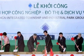 Thủ tướng Nguyễn Tấn Dũng và Thủ tướng Singapore Lý Hiển Long tại lễ khởi công Khu Công nghiệp Việt Nam - Singapore ở Quảng Ngãi tháng 9/2013 (Ảnh: Đức Tám - TTXVN)