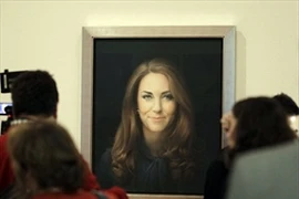 Chân dung đầu tiên của Công nương Kate... bị chê