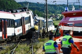 Hai đầu tầu vẫn mắc kẹt vào nhau (Nguồn: AP)