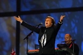 Sir Paul McCartney biểu diễn tại lễ khai mạc Olympic London 2012 (Nguồn: Getty Images)