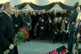 Ông Putin mang một bó hoa hồng đỏ đến viếng điệp viên huyền thoại (Nguồn: RIA Novosti)