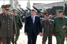 Ông Anatoly Serdyukov (giữa) (Nguồn: RussiaBlog)