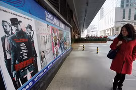 Poster phim "Django" được treo bên ngoài một rạp chiếu tại Bắc Kinh (Nguồn: Reuters)