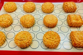 Bánh Trung Thu keto có hình dáng không khác gì bánh thật. (Nguồn: Vietnam+)