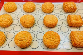 Bánh Trung Thu keto có hình dáng không khác gì bánh thật. (Nguồn: Vietnam+)