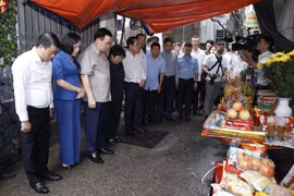 Chủ tịch Quốc hội Vương Đình Huệ đến thắp hương tưởng nhớ nạn nhân vụ cháy chung cư mini ở Khương Đình. (Ảnh: Doãn Tấn/TTXVN)