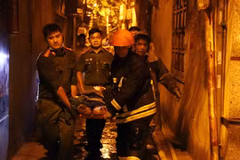 Hiện lực lượng chức năng đang nỗ lực tiếp cận và đưa người bị nạn ra khỏi hiện trường. 