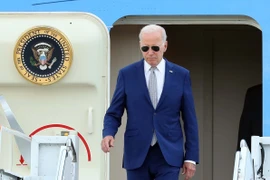 Tổng thống Hoa Kỳ Joe Biden tới Sân bay Quốc tế Nội Bài. (Ảnh: An Đăng/TTXVN)