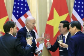 Chủ tịch nước Võ Văn Thưởng và Tổng thống Hoa Kỳ Joe Biden nâng ly chúc mừng. (Ảnh: Thống Nhất/TTXVN)