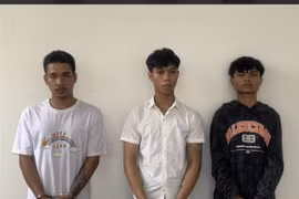 3 nghi can dùng súng cướp ngân hàng tại cơ quan cảnh sát điều tra. (Ảnh: TTXVN phát)