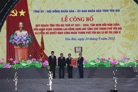 Phó Thủ tướng Chính phủ Trần Hồng Hà trao Quyết định của Thủ tướng Chính phủ phê duyệt Quy hoạch tỉnh Yên Bái thời kỳ 2021-2030, tầm nhìn đến năm 2050 cho lãnh đạo tỉnh Yên Bái. (Ảnh: Việt Dũng/TTXVN)