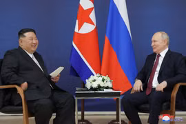 Nhà lãnh đạo Triều Tiên Kim Jong-un (trái) trong cuộc gặp Tổng thống Nga Vladimir Putin ở thành phố Vladivostok (Nga), ngày 13/9/2023. (Ảnh: Yonhap/TTXVN)