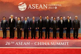 Các đại biểu chụp ảnh chung tại Hội nghị Cấp cao ASEAN-Trung Quốc. (Ảnh: AFP/TTXVN)