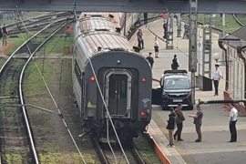 Cảnh sát và binh sỹ gác tại nhà ga tàu hỏa Vladivostok, Nga, ngày 11/9/2023. (Ảnh: Yonhap/TTXVN)