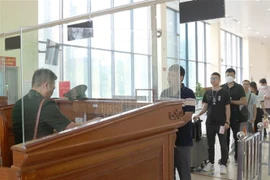 Lực lượng Biên phòng Cửa khẩu Quốc tế Hữu Nghị (Lạng Sơn) giải quyết thủ tục xuất cảnh cho công dân. (Ảnh: Quang Duy/TTXVN)