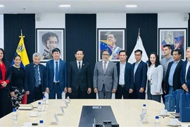 Đoàn công tác Viglacera chụp ảnh chung cùng đại diện Bộ Công nghiệp và Sản xuất Venezuela. (Ảnh: TTXVN phát)