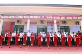 Chủ tịch Ủy ban Nhân dân Mặt trận Tổ quốc Việt Nam Đỗ Văn Chiến cùng lãnh đạo tỉnh Vĩnh Phúc cắt băng khánh thành Khu thiết chế văn hóa, thể thao thôn Bản Mạch, xã Lý Nhân, huyện Vĩnh Tường, tỉnh Vĩnh Phúc. (Ảnh: Hoàng Hùng/TTXVN)