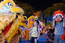 Các em nhỏ thích thú đón Tết Trung Thu 2023. (Ảnh: Khánh Hòa/TTXVN)
