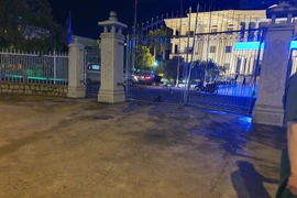 Hiện trường vụ ôtô đâm sập cổng Ủy ban Nhân dân tỉnh Khánh Hòa. (Nguồn: Báo Lao Động)