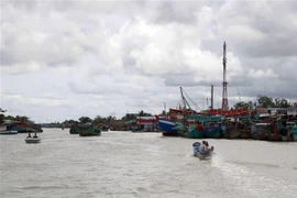Tàu cá neo đậu tại Cửa biển Khánh Hội - U Minh. (Ảnh: Kim Há/TTXVN)