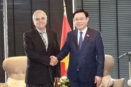 Chủ tịch Quốc hội Vương Đình Huệ tiếp Chủ tịch Hội hữu nghị Bulgaria-Việt Nam Simeon Dimchev. (Ảnh: Doãn Tấn/TTXVN)