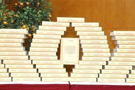 Cuốn sách “Kiên quyết, kiên trì đấu tranh phòng, chống tham nhũng, tiêu cực, góp phần xây dựng Đảng và Nhà nước ta ngày càng trong sạch, vững mạnh” của Tổng Bí thư Nguyễn Phú Trọng. (Ảnh: Phương Hoa/TTXVN)